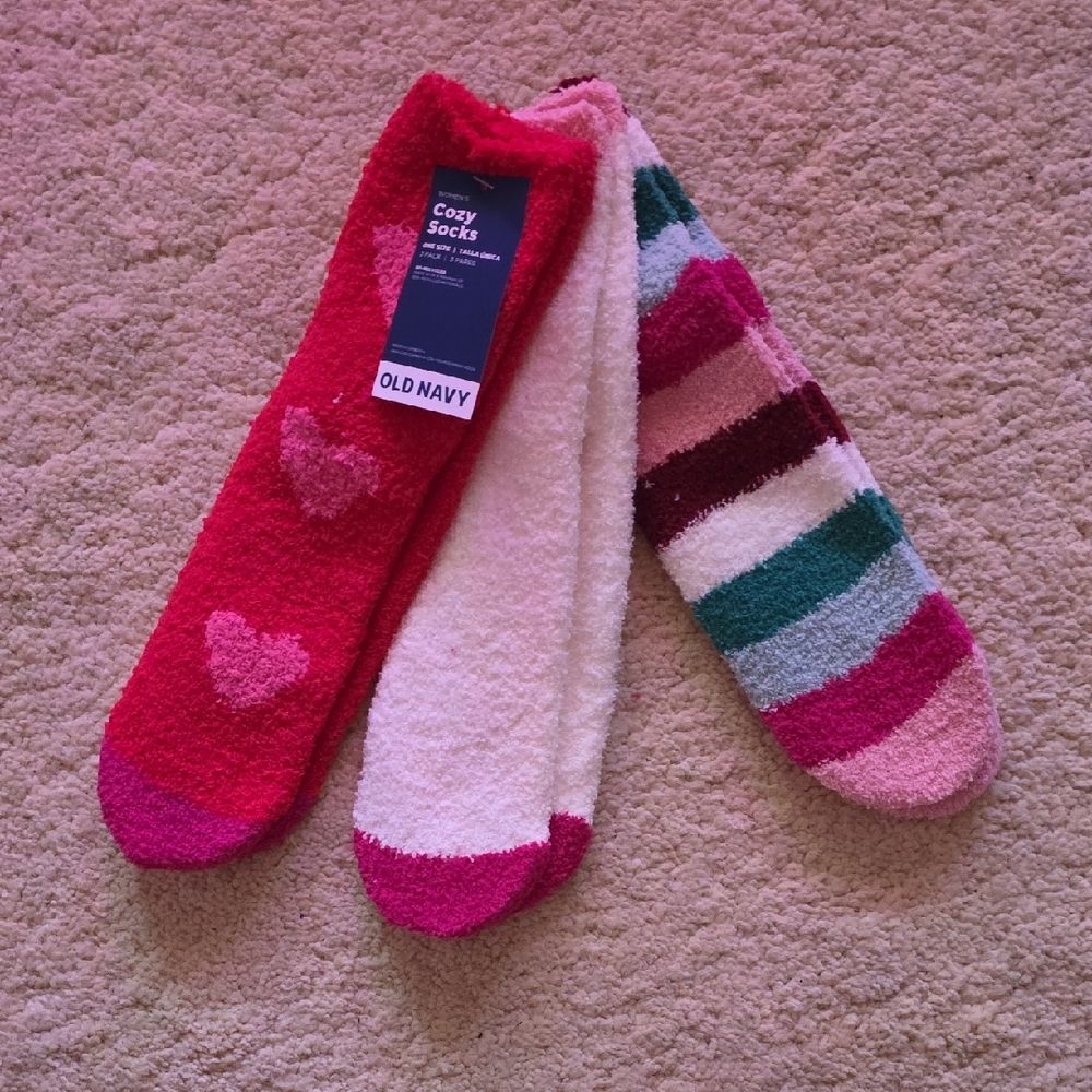🩷NWT🩷Old Navy 3PK Fuzzy Heart and Striped Socks
